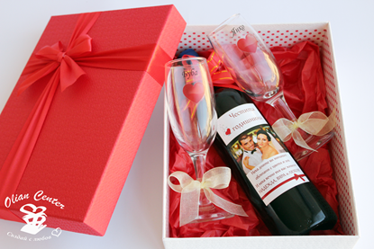 Снимка на Специален подарък с бутилка вино и чаши с Вашите имена
