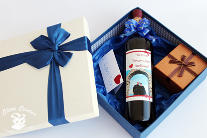 Снимка на Романтичен подарък с бутилка вино