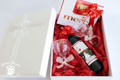 Снимка на Специален подарък с бутилка вино и бонбони Мерси